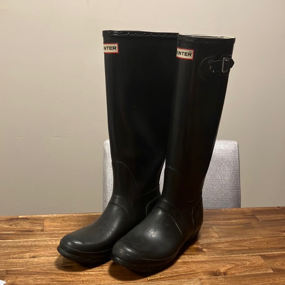 Black hunter rain boots size 8.5